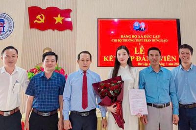 Xã Đức Lập kết nạp Đảng cho thủ khoa cấp trường Kỳ thi tốt nghiệp THPT năm 2026