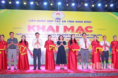 Khai mạc Phiên chợ trưng bày, giới thiệu sản phẩm OCOP và ẩm thực vùng miền tại phường Hoa Lư