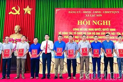 Lạc Sơn công bố các nghị quyết, quyết định về tổ chức bộ máy