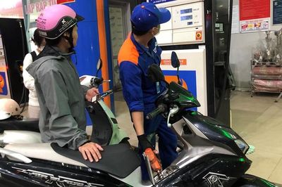 Giá xăng dầu giảm, riêng xăng E10 giảm gần 1 nghìn đồng/lít