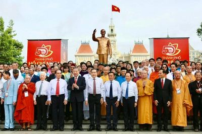 Tổng Bí thư, Chủ tịch nước Tô Lâm dâng hoa tưởng niệm Chủ tịch Hồ Chí Minh tại Thành phố mang tên Bác