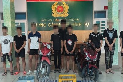 Tạm giữ 8 đối tượng mang 'hàng nóng' gây rối trật tự giữa phố ở Đồng Nai