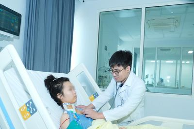 Ăn hải sản, nữ sinh 15 tuổi rơi vào sốc phản vệ nặng