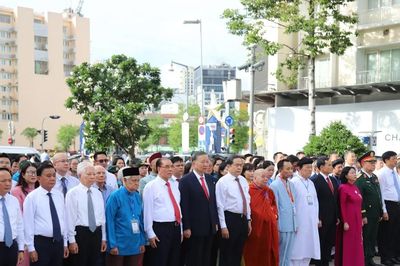 Lãnh đạo Đảng, Nhà nước dâng hoa tưởng nhớ Chủ tịch Hồ Chí Minh