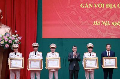Trao thưởng cho các tập thể, cá nhân có thành tích xuất sắc trong công tác, chiến đấu