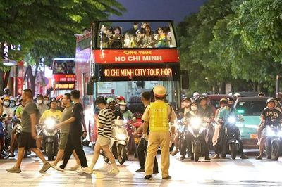 Nhộn nhịp dòng người chờ pháo hoa nghệ thuật kỷ niệm 50 năm Thành phố mang tên Bác