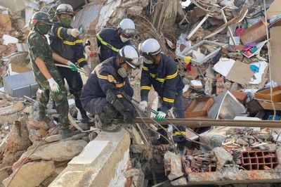 Tiếp tục chạy đua với thời gian để tìm kiếm nạn nhân tại Venezuela