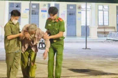 Cụ ông 78 tuổi mệt lả bên lề Quốc lộ 1A giữa đêm khuya, điều xảy ra sau đó khiến nhiều người xúc động