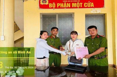 Nhặt được chiếc cặp đen bên đường, người phụ nữ lập tức báo công an