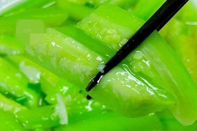 Xào mướp thâm đen nhìn đã chán, làm thêm bước này mướp xanh mướt, không chảy nước lại ngọt thơm