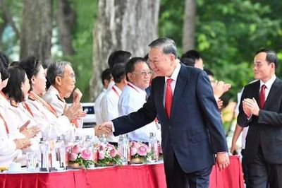 Các đồng chí lãnh đạo, đại biểu đến dự Lễ kỷ niệm 50 năm ngày Thành phố vinh dự mang tên Bác