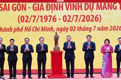 Tổng Bí thư, Chủ tịch nước Tô Lâm tặng TPHCM bức tượng Chủ tịch Hồ Chí Minh