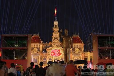 TPHCM: Người dân, du khách đội mưa chờ xem trình diễn 3D mapping và bắn pháo hoa tầm cao