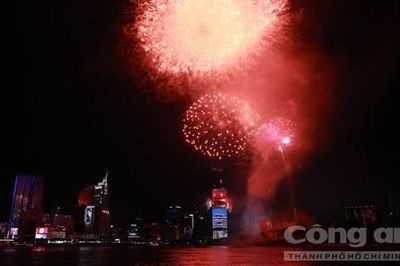 Màn trình diễn pháo hoa rực rỡ mừng 50 năm Thành phố mang tên Bác nhìn từ sông Sài Gòn
