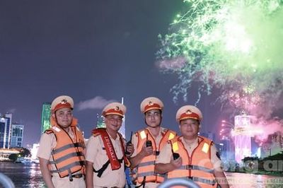 Cảnh sát đường thủy TPHCM giữ bình yên trên sông trong đêm hội lớn của Thành phố mang tên Bác