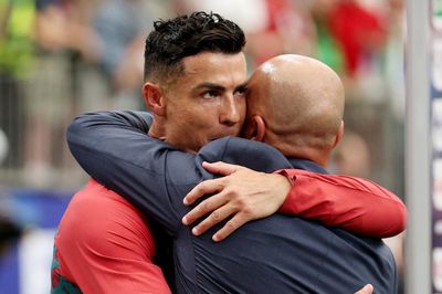 Chuyên gia chỉ trích HLV Bồ Đào Nha tâng bốc Ronaldo quá đà