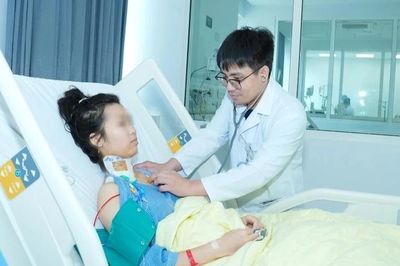 Nữ sinh 15 tuổi sốc phản vệ sau khi ăn hải sản
