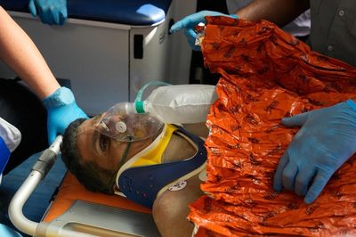 Người đàn ông Venezuela sống sót kỳ diệu sau 8 ngày mắc kẹt dưới đống đổ nát