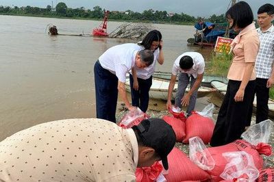 Thả 6.000 cá giống tái tạo nguồn lợi thủy sản sông Hồng