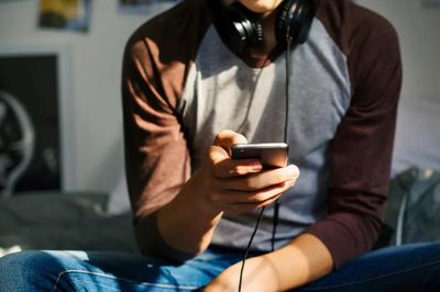 Chuyên gia cảnh báo xu hướng thiếu niên thích hẹn hò với AI hơn người thật
