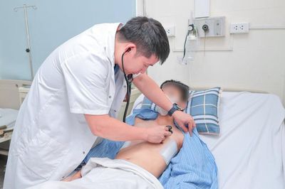 Mẹ nghĩ con 'ngực lõm' do gầy, đến tuổi dậy thì mới phát hiện con bị dị tật chèn ép tim, phổi