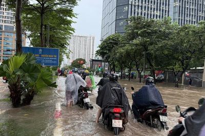 Cơ quan khí tượng liên tiếp phát tin cảnh báo mưa dông ở Hà Nội
