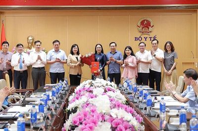 Bộ trưởng Đào Hồng Lan trao quyết định tiếp nhận, bổ nhiệm Phó Cục trưởng Cục Phòng bệnh