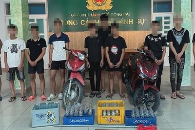 Tạm giữ 8 thanh thiếu niên mang dao, ném vỏ chai bia khiêu khích lực lượng tuần tra