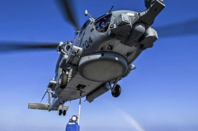 Trực thăng MH-60S Mỹ hạ cánh khẩn trên biển Arab, một quân nhân mất tích