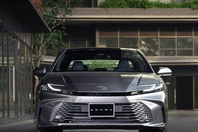 Mẫu sedan hạng sang của Toyota giảm sâu giá bán bản HEV