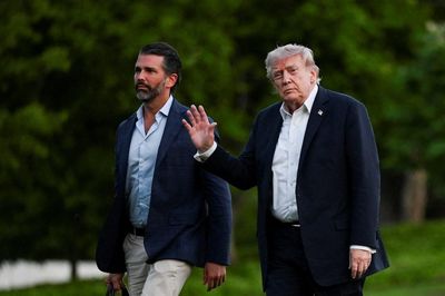 Ông Trump bảo vệ thương vụ tiền số của gia đình