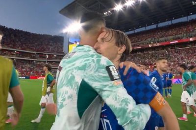 Cái ôm gây bão mạng xã hội của Ronaldo và Modric