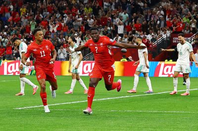 Embolo đưa Thụy Sĩ tiến sâu ở World Cup
