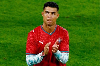 Hành động lặng lẽ của Ronaldo sau tiếng còi mãn cuộc
