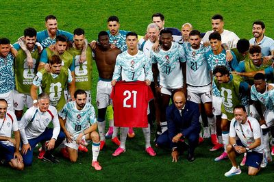 Khoảnh khắc gây xúc động của Ronaldo và các cầu thủ Bồ Đào Nha
