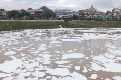 Xác minh nguyên nhân bọt trắng xóa như băng trôi trên sông ở Lạng Sơn