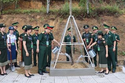 Thắm tình hữu nghị, giao lưu sĩ quan trẻ biên giới Việt Nam - Lào