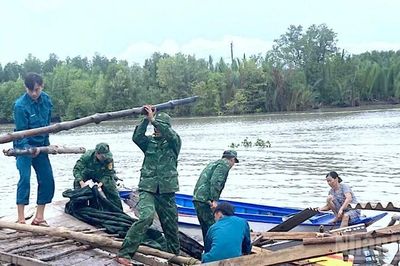 Biên phòng Cà Mau hỗ trợ dân khắc phục hậu quả sạt lở đất
