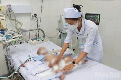 Khánh Hòa cứu sống bệnh nhi mắc tay chân miệng diễn tiến nặng bằng kỹ thuật lọc máu liên tục