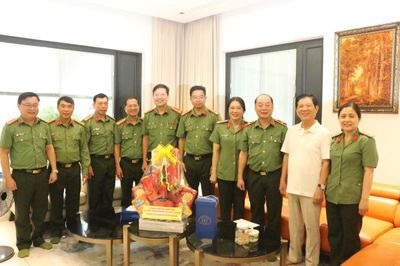 Giám đốc Công an TP Đà Nẵng thăm, tặng quà Thượng tướng Nguyễn Văn Sơn nhân kỷ niệm 80 năm Ngày truyền thống lực lượng ANND