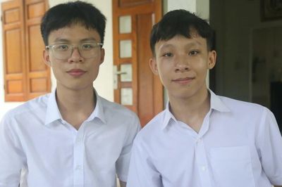 Nghị lực vượt khó, tinh thần tự học của đôi bạn thân cùng thủ khoa ở Quảng Trị