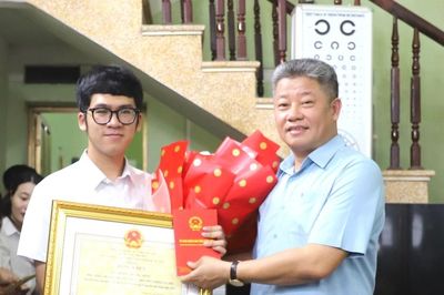 Chủ tịch UBND tỉnh Hưng Yên chúc mừng thủ khoa toàn quốc tổ hợp A01