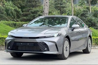 Toyota Camry Hybrid giảm giá tới 140 triệu đồng tại Việt Nam