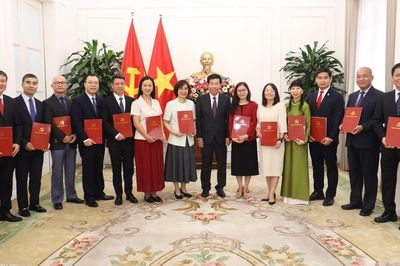 Đảng ủy Bộ Ngoại giao trao quyết định chỉ định Bí thư cấp ủy ngoài nước