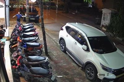 Hà Nội: Người đàn ông tự xưng là giảng viên đại học liên tục chửi bới, ném gạch, đá vào quán ăn