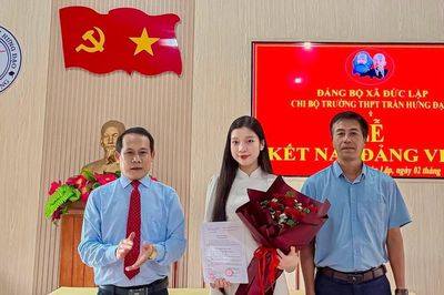Thủ khoa khối C03 ở Lâm Đồng được kết nạp Đảng