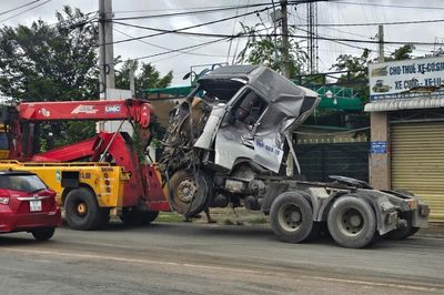 Phá ca bin cứu hai người mắc kẹt sau cú đối đầu của hai xe tải