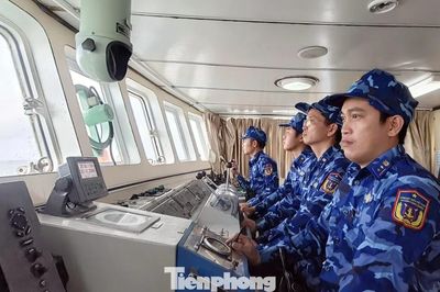 Cảnh sát biển cứu ngư dân trôi dạt trên biển Thanh Hóa, ứng cứu vụ chìm tàu ở Quảng Ninh