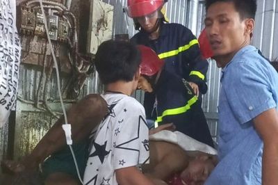 Khẩn cấp cứu nam thanh niên bị mắc kẹt cánh tay trong máy tái chế nhựa