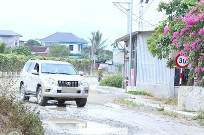 Điểm nghẽn ở dự án đường trăm tỷ, người dân khổ bởi 'nắng bụi, mưa bùn'
